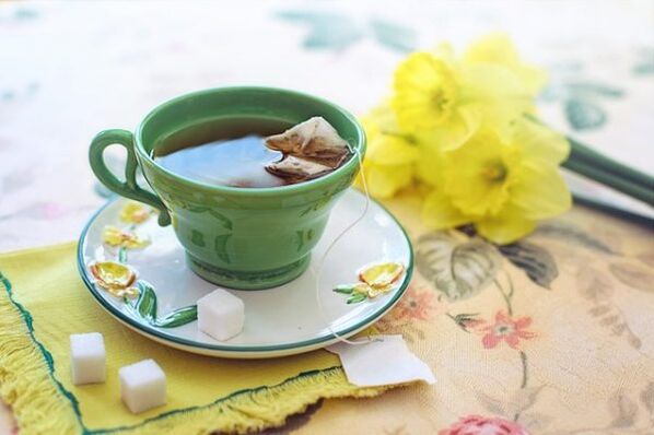 Té verde, decocciones de hierbas.